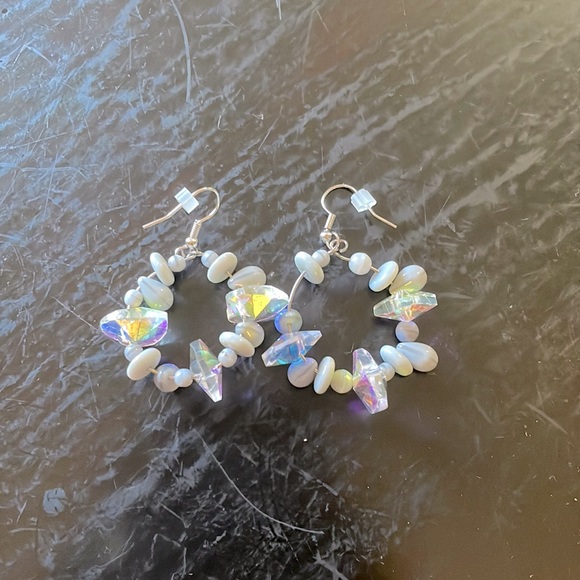 1 pair of crystal hearts and grey porcelain circle earrings on a fish hook post - Picture 1 of 1